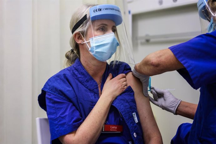 Una mujer recibe la primera dosis de la vacuna Pfizer de stra Hospital en Gothenburg (Suecia).