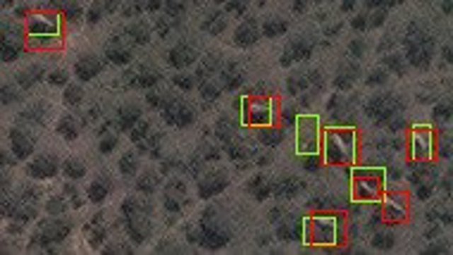 Elefantes en el bosque visto desde el espacio. Los rectángulos verdes muestran elefantes detectados por el algoritmo, los rectángulos rojos muestran elefantes verificados por humanos.