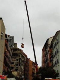 Técnicos de Edificación revisan con una grúa los pisos más afectados