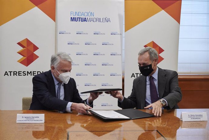 Ignacio Garralda(a la izquierda) y Silvio González durante la firma del convenio 'Contra el maltrato. Tolerancia cero'.