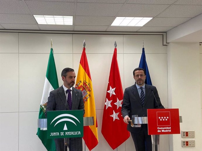 El consejero de Hacienda, Juan Bravo, junto al consejero de Hacienda y Función Pública de la Comunidad de Madrid, Javier Fernández-Lasquetty, en una imagen de enero de 2020. 