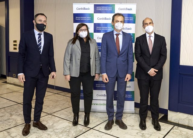 El ministro de Ciencia e Innovación, Pedro Duque (2d), posa en una fotografía conjunta tras una reunión de la Confederación Empresarial Vasca (Confebask), en el Hotel Ercilla, en Bilbao, Euskadi (España), a 21 de enero de 2021.