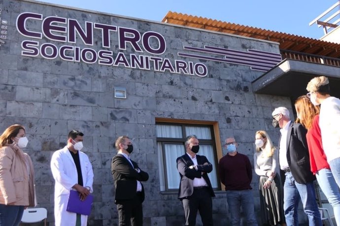 El presidente del Gobierno de Canarias, Ángel Víctor Torres, en una visita al centro sociosanitario de Echedo