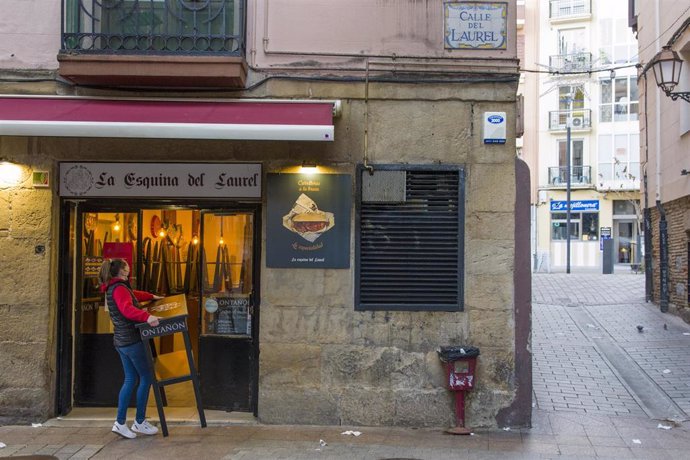 Una camarera recoge su establecimiento a las 17. 00 horas el día de la entrada en vigor de nuevas restricciones impuestas por el gobierno de la Rioja, en Logroño, la Rioja, (España), a 16 de enero de 2021. A partir de este 16 de enero los comercios, hos