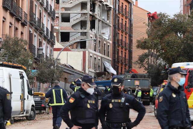 Varios agentes vigilan la zona donde ayer se produjo una explosión en la calle Toledo,