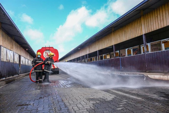 Trabajadores realizan tareas de desinfección en Colombia (Sri Lanka).