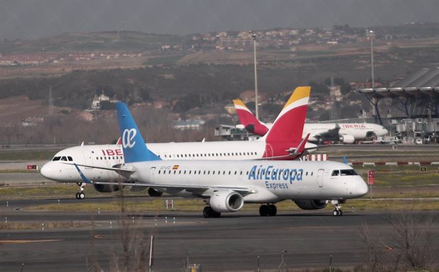 Un avión de Iberia y otro de Air Europa en las pistas del Aeropuerto de Barajas tras la reapertura del espacio aéreo de Barajas después de estar dos horas cerrado por la presencia de varios drones, en Madrid (España) a 3 de febrero de 2020.