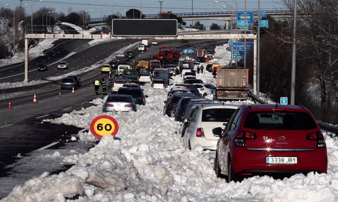Vehículos atrapados por la nieve en el km 58 de la M-40 en las inmediaciones del acceso M-607 en Madrid