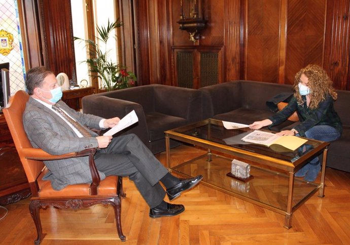 El alcalde de Oviedo, Alfredo Canteli y la presidenta del PP de Asturias, Teresa Mallada.