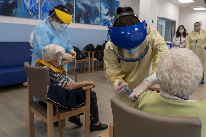 Usuarios y trabajadores de la residencia Rey Ardid de Teruel reciben la segunda dosis de la vacuna contra la COVID-19.