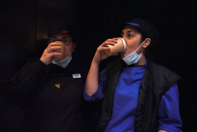 Dos trabajadoras de un supermercado toman café en las inmediaciones de su centro de trabajo, en Bilbao, Euskadi