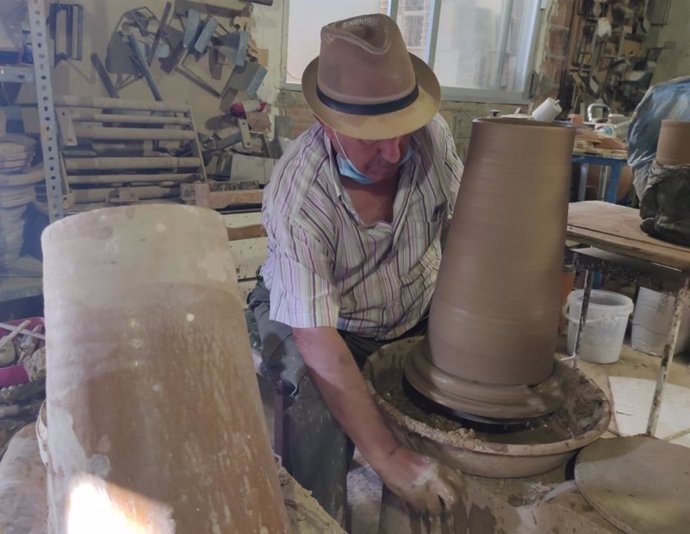 El ceramista de Otura Isidro Ruiz Muros