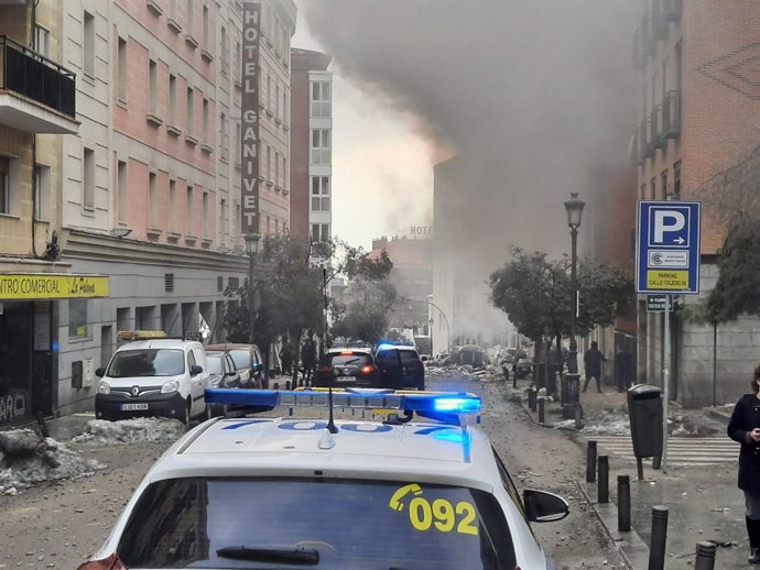 Un coche de policía municipal llega a la calle Toledo tras una fuerte explosión que ha hundido tres plantas de un edificio, en Madrid.