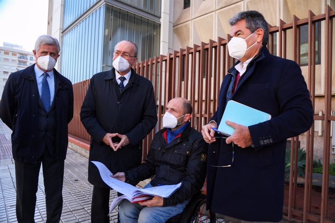 El alcalde de Málaga, Francisco de la Torre, acompañado del concejal de Ordenación del Territorio, Raúl López, y del delegado de la Agencia Tributaria en Málaga, Juan Rico,