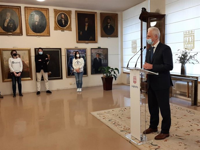 Logroño cierra parques infantiles, zonas deportivas y Teatro