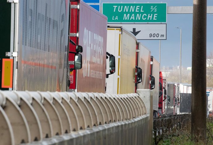 04 December 2020, France, Calais: Lorries queue during a traffic jam at the Channel Tunnel in Calais as many companies want to bring as many goods as possible to the United Kingdom before the new Brexit rules come into effect 01 January 2021. Photo: Ben