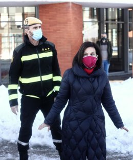 La ministra de Defensa, Margarita Robles, junto a un grupo de militares de la UME en la Estación Puerta de Atocha