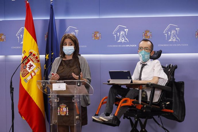 Ls potavoces del PSOE y de Unidas Podemos, Adriana Lastra y Pablo Echenique, en rueda de prensa en el Congreso 