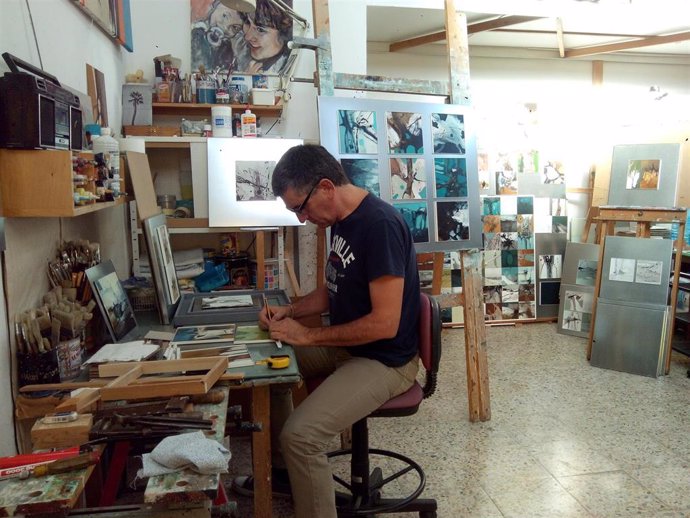 Los 'Biotopos' de Paulino Vela se muestran en la Sala de Exposiciones de la Fundación Caja Rural de Aragón en Huesca.