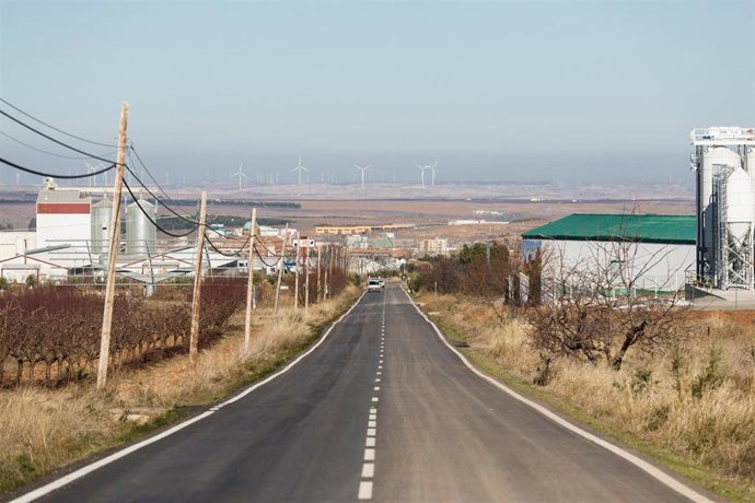La DPZ finaliza las obras de mejora del firme de la carretera provincial que conecta La Almunia y Alpartir.