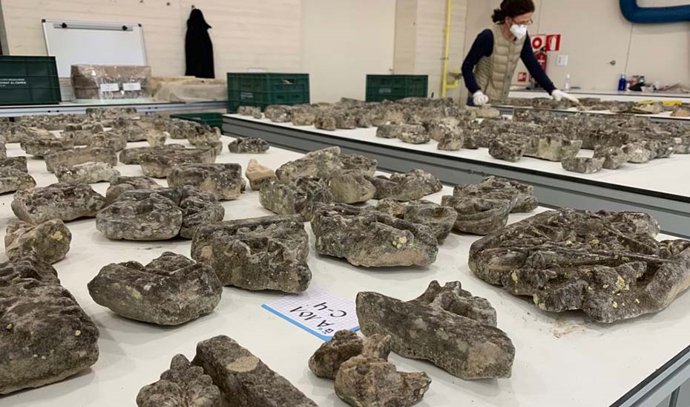 Trabajos de limpieza y catalogación de los atauriques de Medina Azahara.