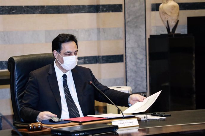 El primer ministro de Líbano, Hasán Diab, durante una sesión en el marco de la pandemia de coronavirus