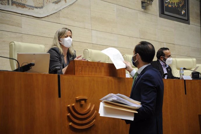 La presidenta de la Asamblea recibe documentación antes del inicio del debate de las enmiendas parciales a los PGEx.