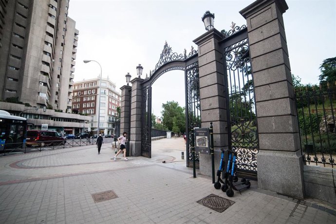 Puerta del Parque del Retiro de Madrid en la esquina de las calles O'Donnell y Menéndez Pelayo.