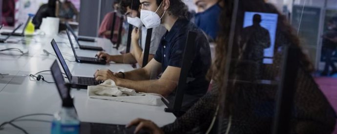 Jóvenes trabajando con ordenadores portátiles durante la pandemia de la Covid-19