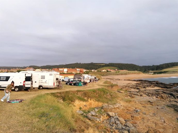 Autocaravanas y furgonetas en la playa de Verdicio, en Gozón.