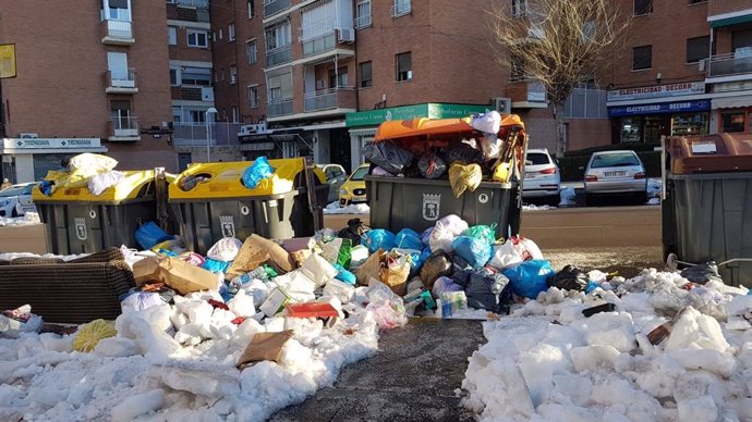 Cubos de basura en el barrio de Moratalaz (Madrid) una semana después de la nevada. 