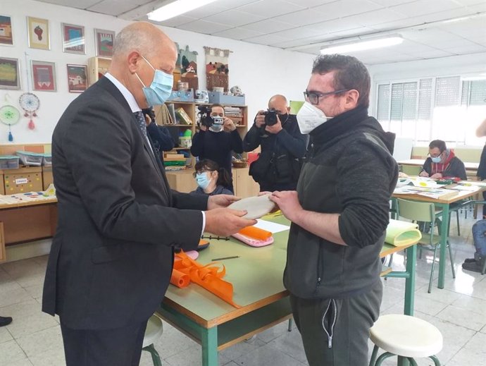 El consejero de Educación y Deporte, Javier Imbroda, visita el centro de educación especial Santa Rosa de Lima de Málaga