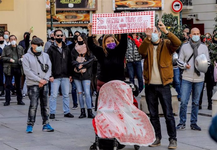 Cacerolada d'hostelers valencians davant el Palau de la Generalitat