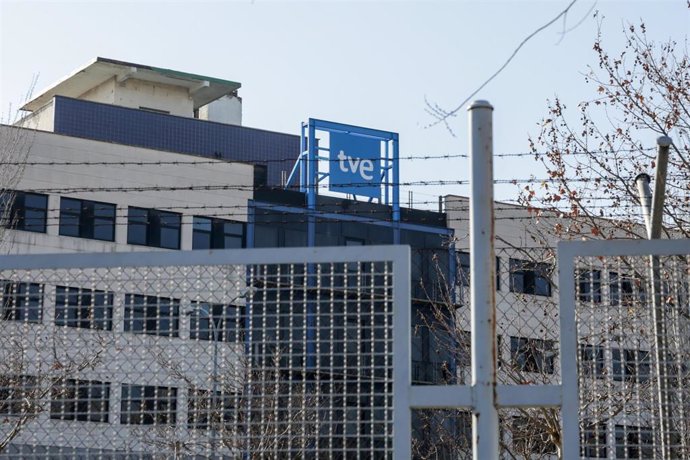 Logotipo de Televisión Española en la sede de RTVE en Prado del Rey, Madrid (España).