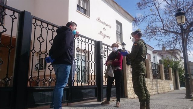 La Legión acude a la residencia de Chirivel (Almería) en abril de 2020
