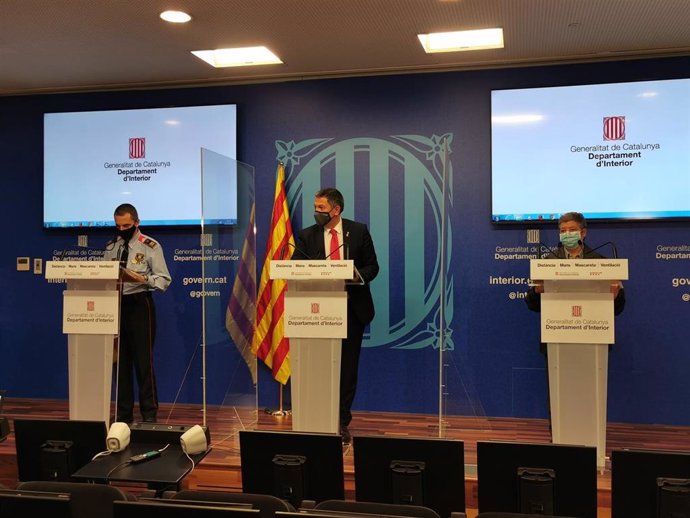 El comisario de Mossos Joan Carles Molinero, el conseller de Interior Miquel Smper y la subdirectora general de Coordinació y Gestión de Emergncias de Proteción Civil Imma Solé. El 21 de diciembre de 2021.