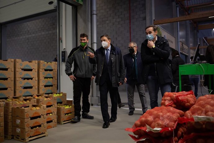 El ministro de Agricultura, Pesca y Alimentación, Luis Planas, durante su visita al Biomarket de Mercabarna.