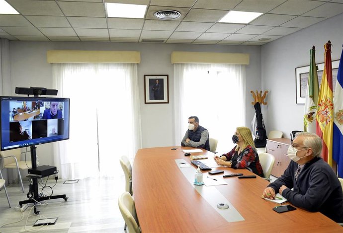 La alcaldesa en reunión para abordar el expediente de empleo de la empresa Holcim