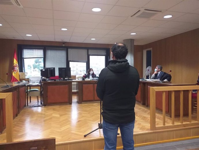 Un ciudadano portugués, juzgado en el sala de lo Penal 1 de Vigo,  por varios delitos contra la seguridad vial, conducción temeraria y atentado, por una persecución ocurrida en la A-52 en agosto de 2019, en la que embistió un coche de Guardia Civil.