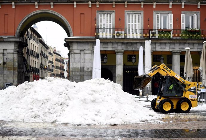 Una máquina excavadora continúa con las tareas de limpieza de calles tras la gran nevada provocada por la borrasca Filomena, en la Plaza Mayor, Madrid (España), a 20 de enero de 2021. Filomena dejó paso ayer al temporal de lluvias 'Gaetán' que compl