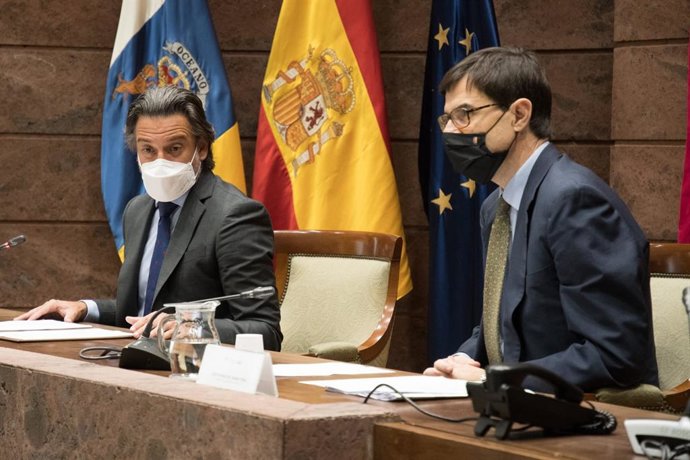 El presidente del Parlamento de Canarias, Gustavo Matos, y el secretario de Estado para la Unión Europea, Juan González-Barba Pera, en una reunión con grupos parlamentarios