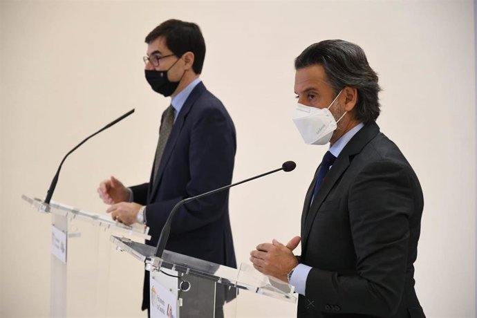 El secretario de Estado para la Unión Europea, Juan González-Barba Pera, y el presidente del Parlamento de Canarias, Gustavo Matos, en un encuentro con los medios de comunicación