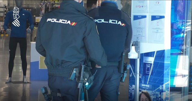 Agentes de Policía inspeccionan un local de la Comunitat Valenciana para controlar el cumplimiento de las medidas contra la pandemia