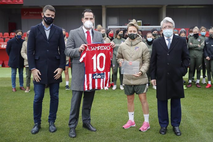 El vicepresidente de la Comunidad de Madrid, Ignacio Aguado, agradece a las jugadoras del Atlético de Madrid su papel para que el deporte femenino "sea cada vez más visible"