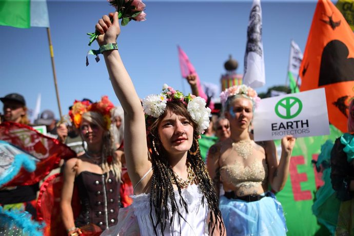27 June 2019, England, Glastonbury: Extinction Rebellion and Greenpeace activists take part in the Glastonbury Festival 2019 at Worthy Farm. Photo: Aaron Chown/PA Wire/dpa