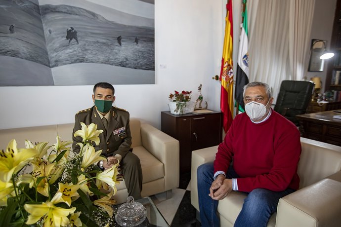 El presidente de la Diputación de Cáceres recibe al nuevo subdelegado de Defensa
