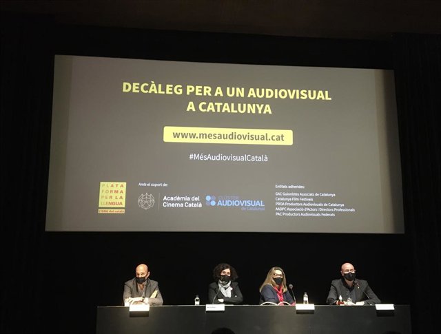 El president del Clúster Audiovisual de Catalunya, Miquel Rutllant; la vicepresidenta de Plataforma per la Llengua, Mireia Plana; la presidenta de l'Acadèmia del Cinema Català, Isona Passola, i l'exconseller de Cultura, Joan Manuel Tresserras