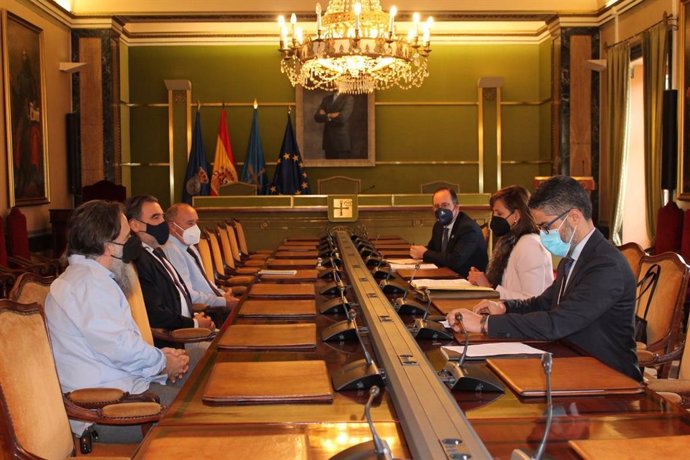 Los concejales del Ayuntamiento de Oviedo, Conchita Méndez, Mario Arias y Gerardo Antuña reunidos con la directiva del Real Oviedo Rugby