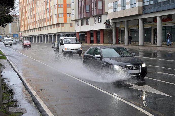 Vehículos circulan por una carretera de A Coruña, Galicia (España), a 20 de enero de 2021. El temporal de nieve y posterior frío provocado por la borrasca 'Filomena' terminará este martes cuando ésta pase el testigo a un nuevo frente, bautizado por Port