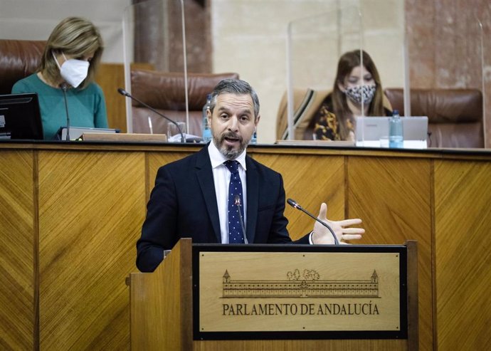 El consejero de Hacienda, Juan Bravo, este jueves en el Pleno del Parlamento de Andalucía.